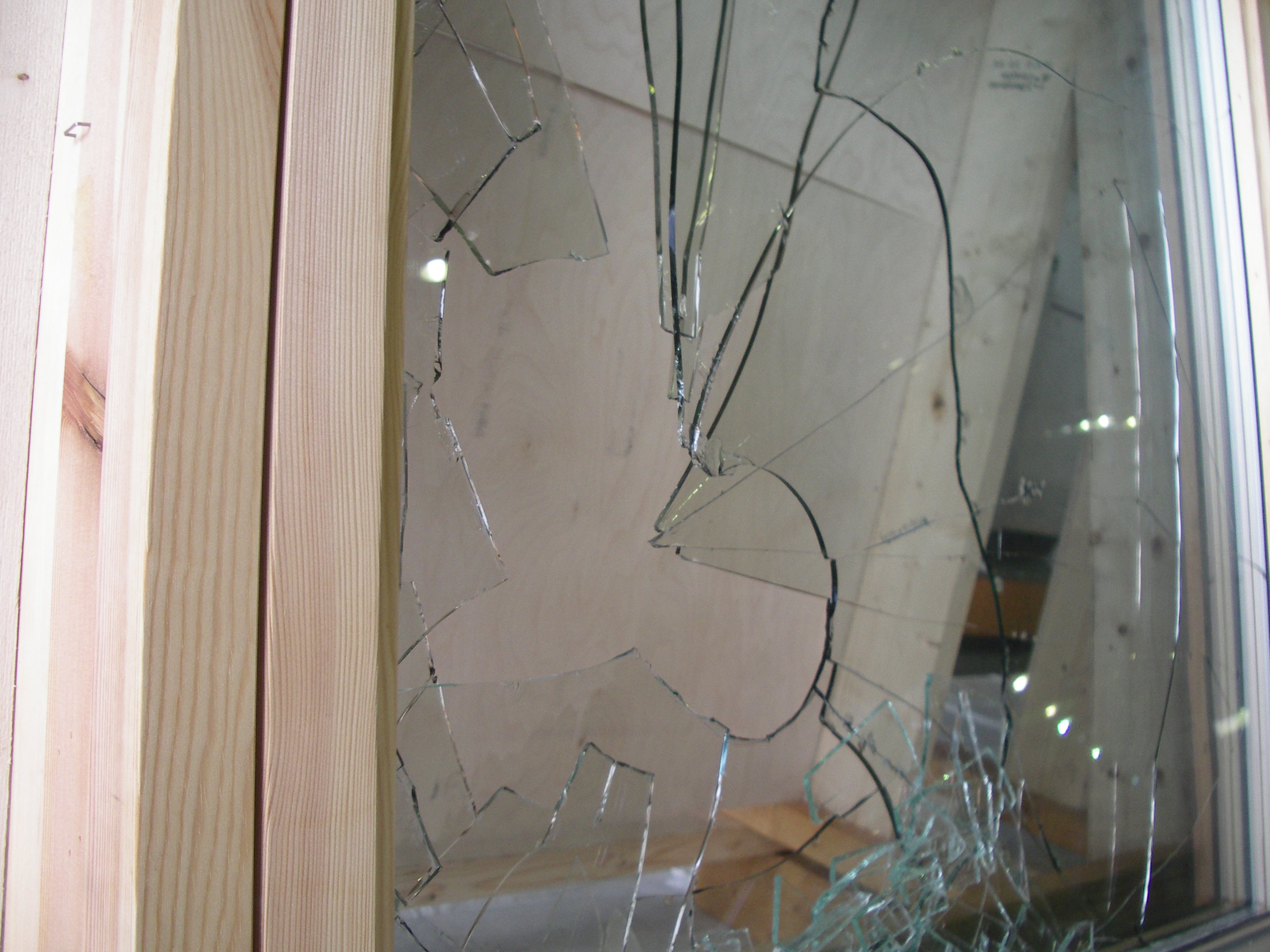 空き巣被害に遭われたお宅のガラス交換を迅速対応 ガラスの緊急隊